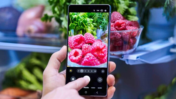 015-handson-galaxy-s25ultra-titaniumsilverblue-50mp-ultrawide-camera.jpg How Galaxy AI Camera Tools Help You Take Better Photos Automatically on the S25