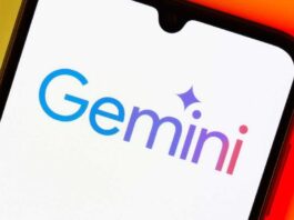 Smartphone auf der Oberfläche mit Google Gemini Logo