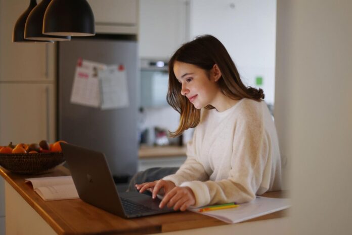 5 ChatGPT Prompts That Help Teens Launch $1,000/Month Side Hustles