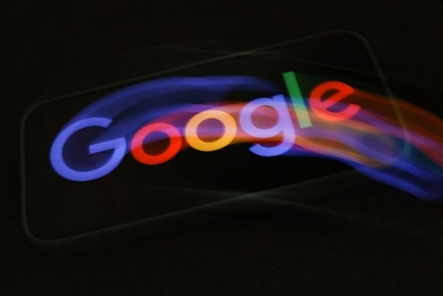 Google quietly develops smart glasses while promoting Gemini AI