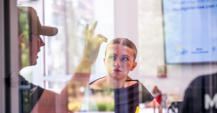 DTMZ6WLILVAY5AVGMSO76FYJBA.JPG How recent graduates are using AI tools in their job search – Deseret News
