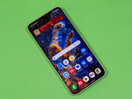 Galaxy S24 Plus display flat