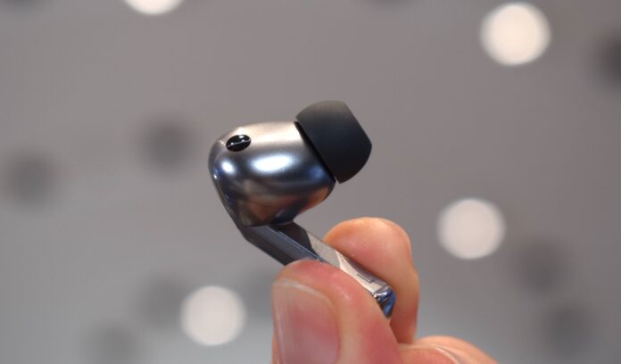 Pv47hSMPjDeNrtWRZJVsna.jpg a photo of the Galaxy Buds 3 Pro in silver