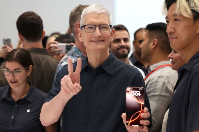 Tim-Cook-iPhone-16-Apple-Intelligence-2.jpg Tim Cook Iphone 16 Apple Intelligence 2
