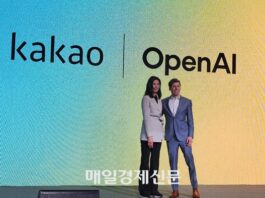 CEO Jung Shin-ah of Kakao introduces the artificial intelligence (AI) service Canana at the Kakao Developer Conference If Kakao held in October last year. [Picture = Kakao]