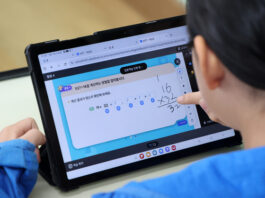 A student studies math using a digital textbook during a demonstration class at an elementary school in Chuncheon, Gangwon, on May 7. [YONHAP]