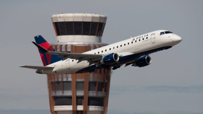 delta-connection_skywest-airlines-embraer-e175-departing-phx-shutterstock_2276087481.jpg Delta Air Lines Slams