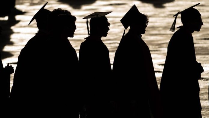 gettyimages-2221408004-20250827210404252.jpg 150 job applications, rescinded offers: Computer science grads are struggling to find work