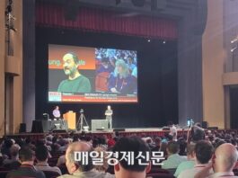 Noam Shazier, a Google Gemini leader, answers questions from the audience at the 'Hot Chips 2025' held at Stanford University Auditorium on the 25th. [Picture = Reporter Won Hoseob]