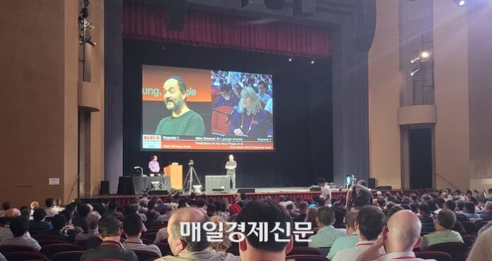 Noam Shazier, a Google Gemini leader, answers questions from the audience at the 'Hot Chips 2025' held at Stanford University Auditorium on the 25th. [Picture = Reporter Won Hoseob]
