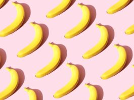 Repeated banana on the pink background