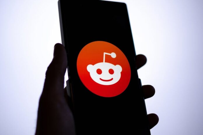 Reddit AI Edge: Analyst Ups Target On Google, OpenAI Tailwinds - Reddit (NYSE:RDDT)