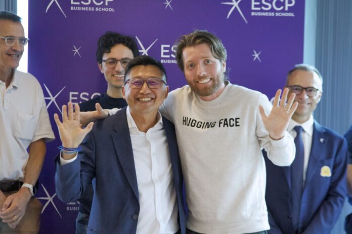 Hugging-Face-e1757001554236.jpg Photo of Léon Laulusa, Dean of ESCP Business School and Clement Delangue, co-founder and CEO of Hugging Face