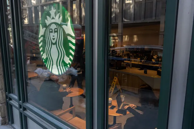 Z3M6Ly9kaXZlc2l0ZS1zdG9yYWdlL2RpdmVpbWFnZS9HZXR0eUltYWdlcy0yMTkzMzQ1NTQ5LmpwZw.webp.webp Starbucks deploys inventory-taking AI tool