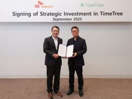 SK Telecom announced on the 8th that it has signed an investment contract and strategic partnership with Time Tree, a global schedule sharing platform, in Tokyo, Japan. Yoo Young-sang, CEO of SK Telecom (left), and Park Cha-jin, CEO of Time Tree, are taking a commemorative photo. <SK Telecom>