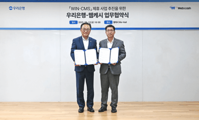 Kang Won-joo, CEO of Webkesi (right), and Bae Yeon-soo, vice president of Woori Bank's Industrial Group, are taking a commemorative photo at the business agreement ceremony for the WIN-CMS Alliance Project held at Webkesi headquarters in Yeongdeungpo-gu, Seoul on the 12th. <Web Cash>