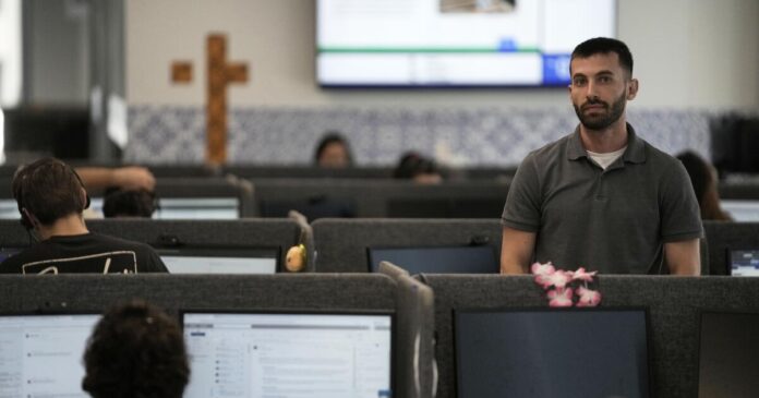 urlhttps3A2F2Fcalifornia-times-brightspot.s3.amazonaws.com2Fbc2Fec2F79d00687482c9dd15245ff44.jpeg AI is shaking up call centers, but they aren't hanging up on human agents yet