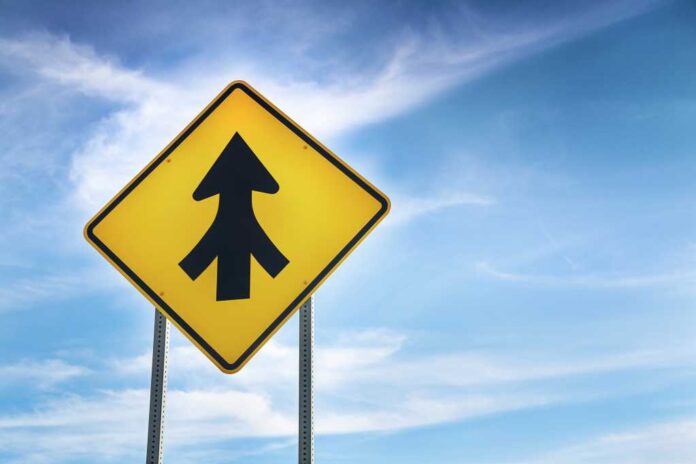 4075822-0-19571600-1761006486-shutterstock_118780819-100963004-orig.jpg Merge, merger; road sign with blue-sky background