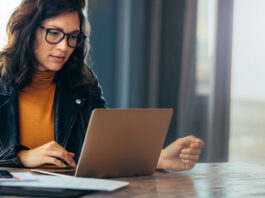 Sales Research Bench: Benchmarking AI-Powered Sales Insights