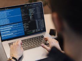 Every LLM comes with a hard-coded context limit, and reaching this limit means losing out on information. (Image: FreePik)