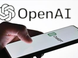 In the photo, a user holds a smartphone displaying ChatGPT. (AA Photo)