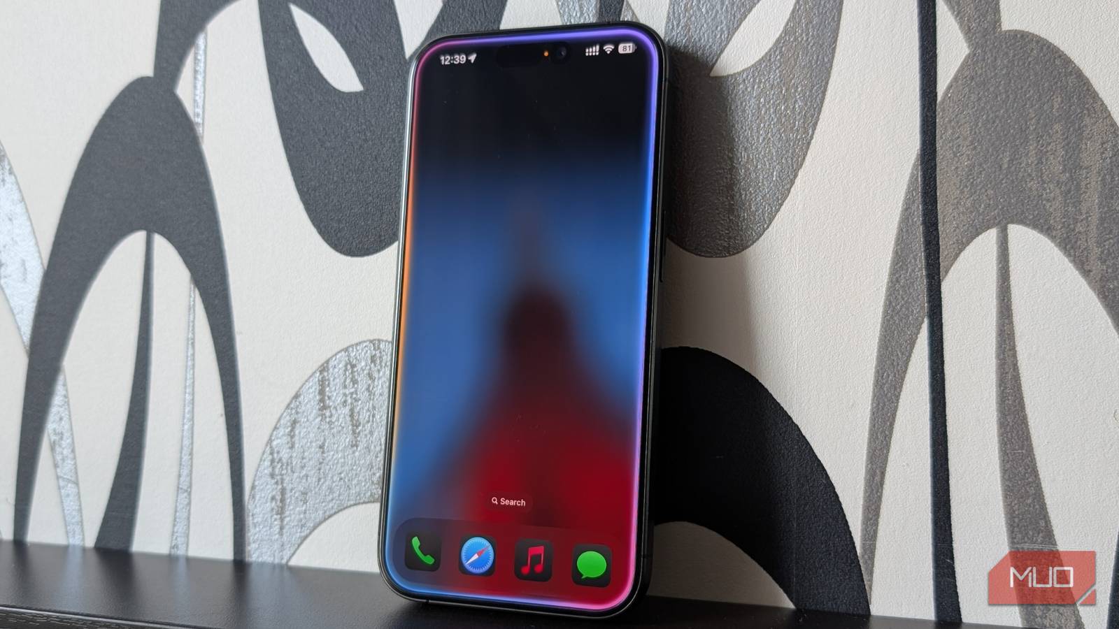 apple-iphone-with-siri-active.jpg