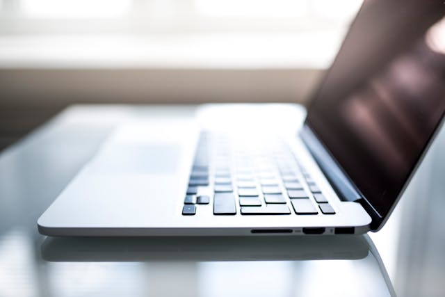 pexels-natri-792199.jpg Laptop