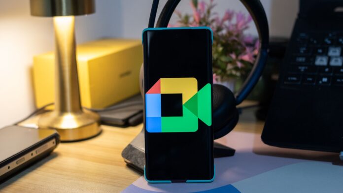 tRiekvZ2DfyzAsjMQHb6EJ-1800-80.jpg Google Meet logo on a phone screen