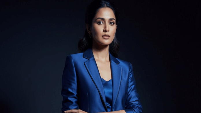 Gemini_Generated_Image_uq795euq795euq79_1762076136910_1762076145535.png 7 Viral prompts for women’s studio portraits