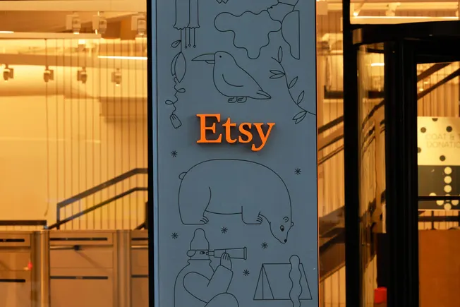 Z3M6Ly9kaXZlc2l0ZS1zdG9yYWdlL2RpdmVpbWFnZS9HZXR0eUltYWdlcy0xODUzMTg0MzMxLmpwZw.webp.webp Etsy’s OpenAI partnership is ‘an early foothold’ in generative AI shopping, incoming CEO says