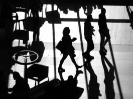 Photo by Yusuf Timur Çelik: https://www.pexels.com/photo/silhouettes-of-people-walking-10214283/