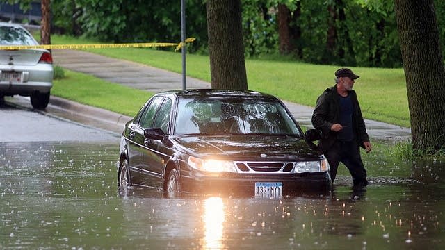 4b0cf9-newscut-files-2014-06-stalled-car.jpg MPR News