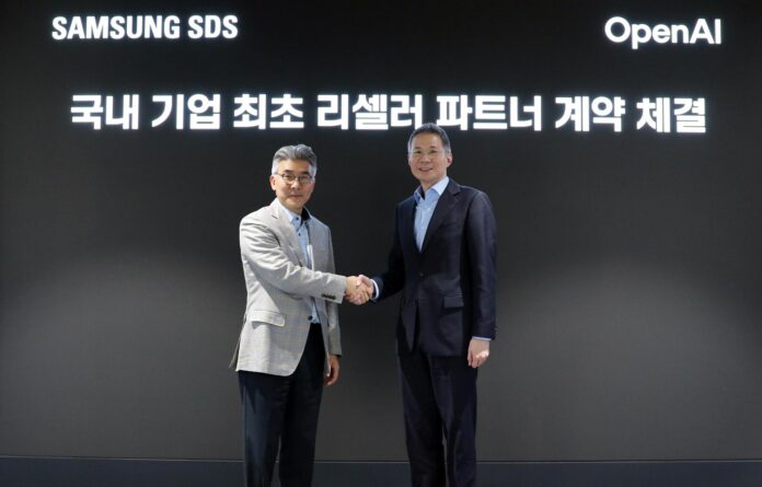 Samsung SDS Cloud Service Business Division Leader Lee Ho-joon, left, shakes hands with OpenAI Korea General Manager Kim Kyoung-hoon after signing a reseller partnership at Samsung SDS