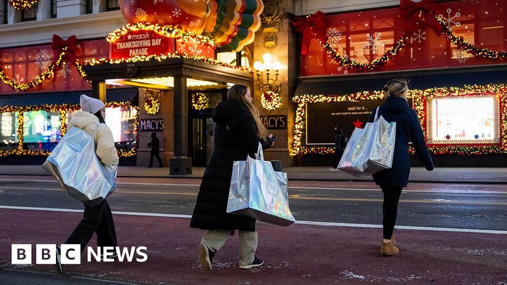 cd18b5e0-cf99-11f0-abcb-0189553bc54a.jpg AI tools transform Christmas shopping as people turn to chatbots