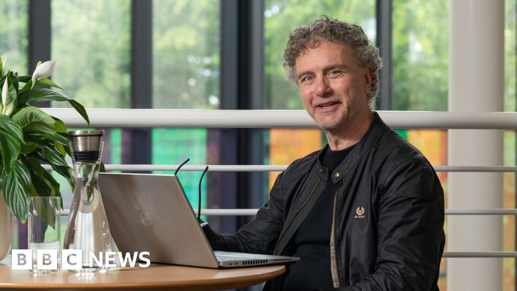 f0db7db0-c3c7-11f0-8456-eff94716b162.jpg Is AI in recruitment a 'race to the bottom'? - BBC