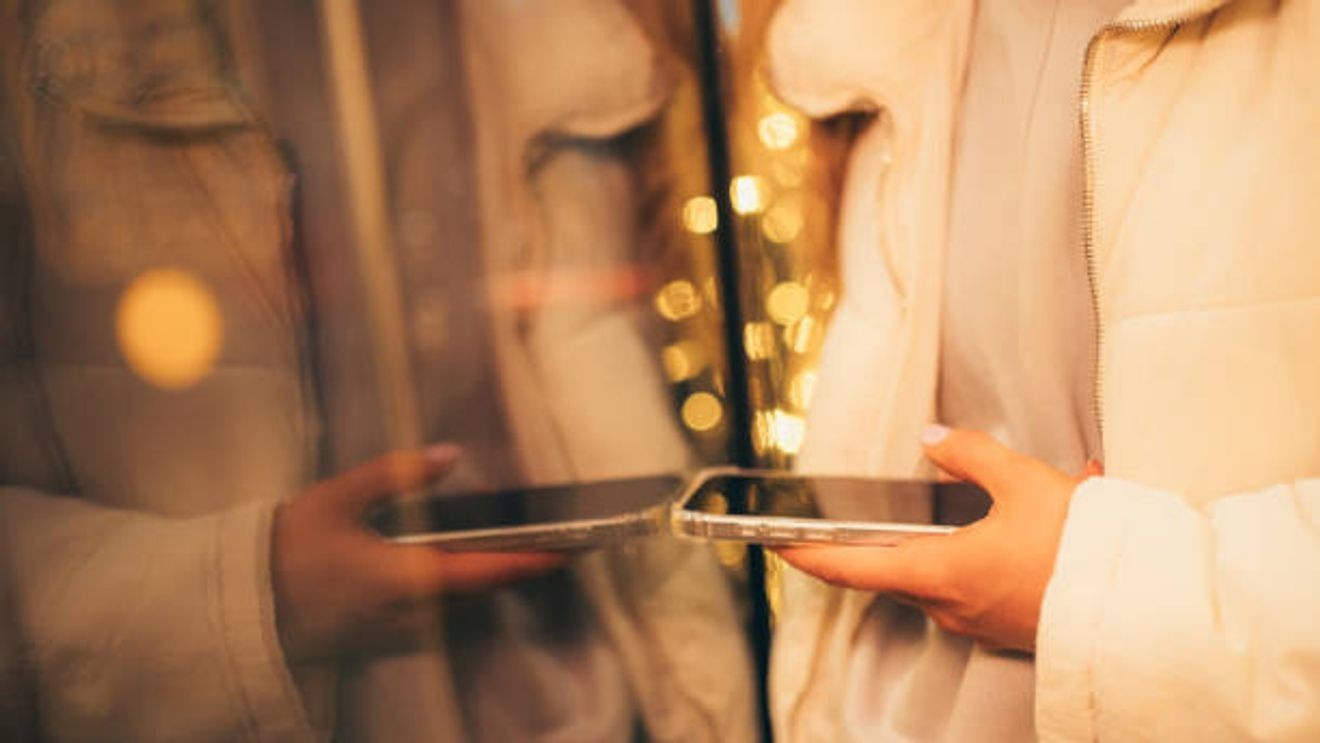 fe23e78a-1476-48b4-980a-32d5c222e905-Christmasshoppingwithphoneviagettyimages.jpg station icon