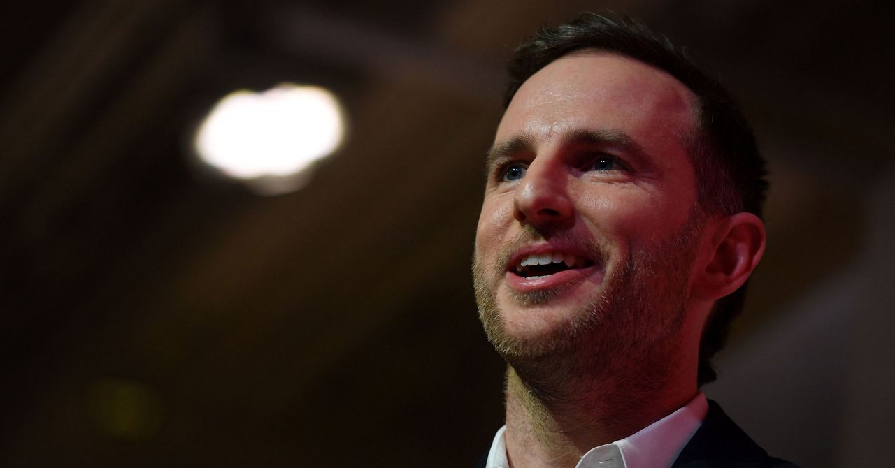 Gear_JoeGebbia_GettyImages-1183210213.jpg What Is That Mysterious Metallic Device US Chief Design Officer Joe Gebbia Is Using?