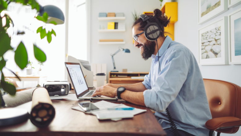 ibFoxJnSj5USGCLCZD6Gd6-778-80.png man on computer