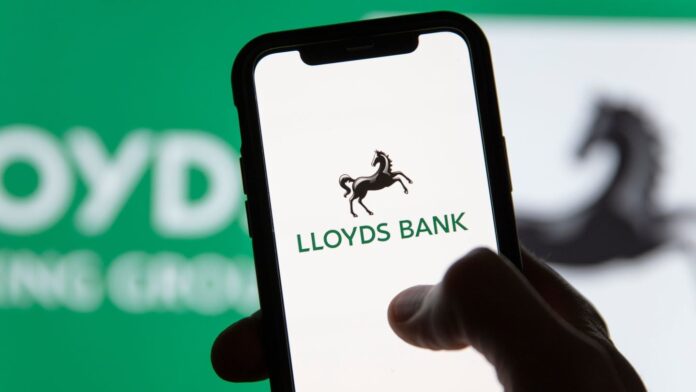 Lloyds bank to use AI tool in board meetings